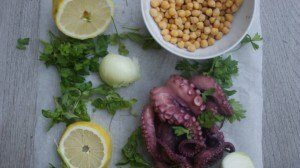 Salat aus Kräutern, Octopus und Kichererbsen