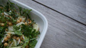 Salat aus Kräutern, Octopus und Kichererbsen