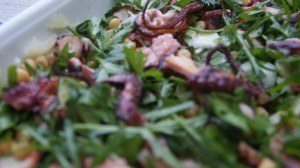 Salat aus Kräutern, Octopus und Kichererbsen