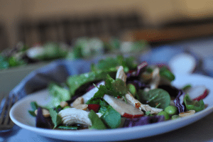 Asiatischer Salat mit Huhn, Avocado, Radieschen, Edamame, Koriander
