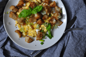 Eierspeise mit Kräuter und Croutons