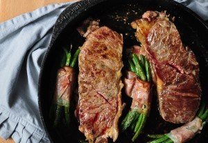 Steak mit Salat und Speck Fisolen