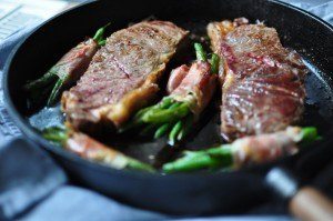 Steak mit Salat und Speck Fisolen