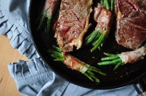 Steak mit Salat und Speck Fisolen