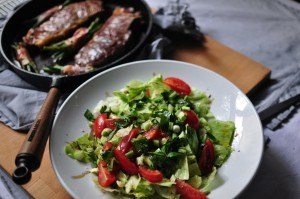 Steak mit Salat und Speck Fisolen