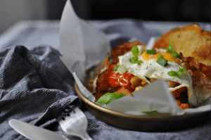 Frühstück mit Kichererbsen, Speck und Ei