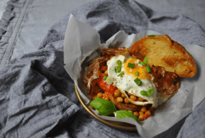 Frühstück mit Kichererbsen, Speck und Ei