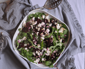 Salat aus Rucola, Feta und roten Rüben