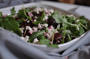 Salat aus Rucola, Feta und roten Rüben
