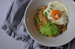 Quinoa Bowl mit Avocado und Ei zum Frühstück