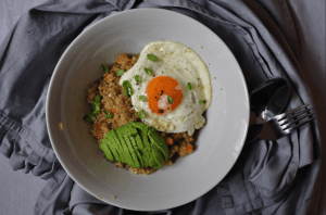 Quinoa Bowl mit Avocado und Ei zum Frühstück