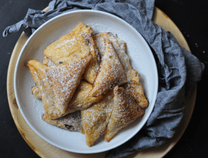 Topfenecken mit Kirsche