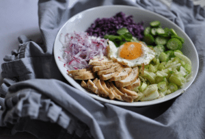 Salat Bowl mit Huhn, Radieschen, Blaukraut Fenchel und Ei
