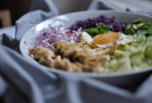 Salat Bowl mit Huhn, Radieschen, Blaukraut Fenchel und Ei