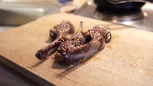 Lamm mit Salat aus Granatpfel, Weizen, Spinat, Minze und Haselnüssen