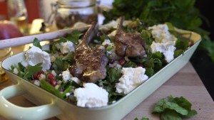 Lamm mit Salat aus Granatpfel, Weizen, Spinat, Minze und Haselnüssen