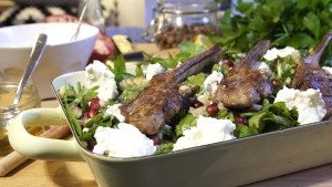 Lamm mit Salat aus Granatpfel, Weizen, Spinat, Minze und Haselnüssen