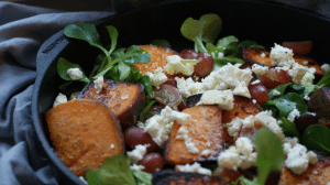 Salat aus Süßkartoffeln, Feta & Trauben