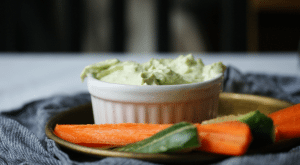 Avocado Dip mit Gurken und Karotten