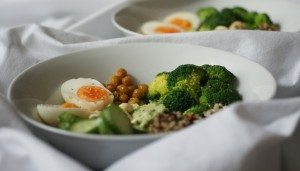 Buddha Bowl mit Kichererbsen, Eiern, Avocado, Brokkoli, Quinoa, Cashew und Gurken