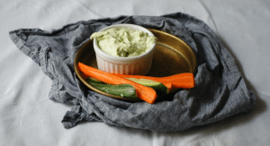 Avocado Dip mit Gurken und Karotten