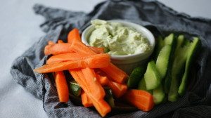 Avocado Dip mit Gurken und Karotten