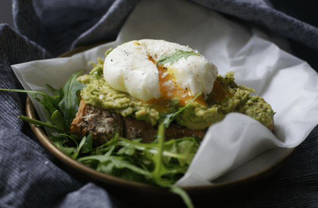 pochiertes Ei auf Avocado und getoastetem Sauerteigbrot