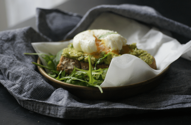 pochiertes Ei auf Avocado und getoastetem Sauerteigbrot