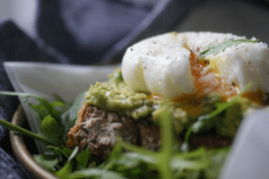pochiertes Ei auf Avocado und getoastetem Sauerteigbrot