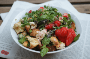 Spargel Salat mit Erdbeeren und Basilikum