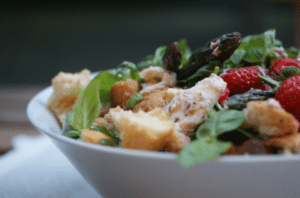 Spargel Salat mit Erdbeeren und Basilikum