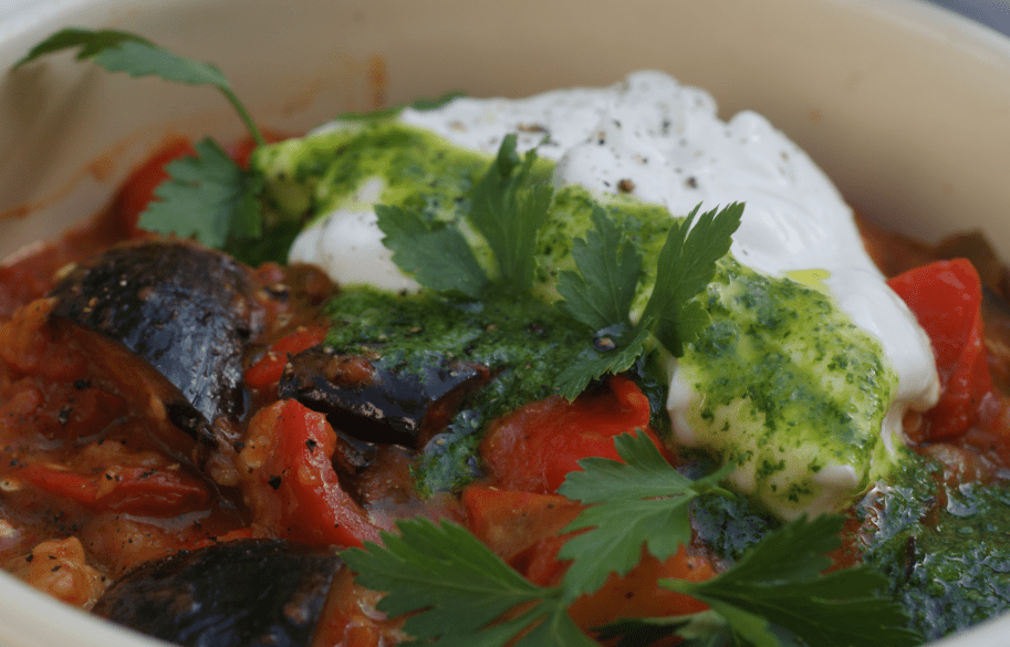 Türkisches Gemüse mit Joghurt und Kräuteröl - whenannacooks
