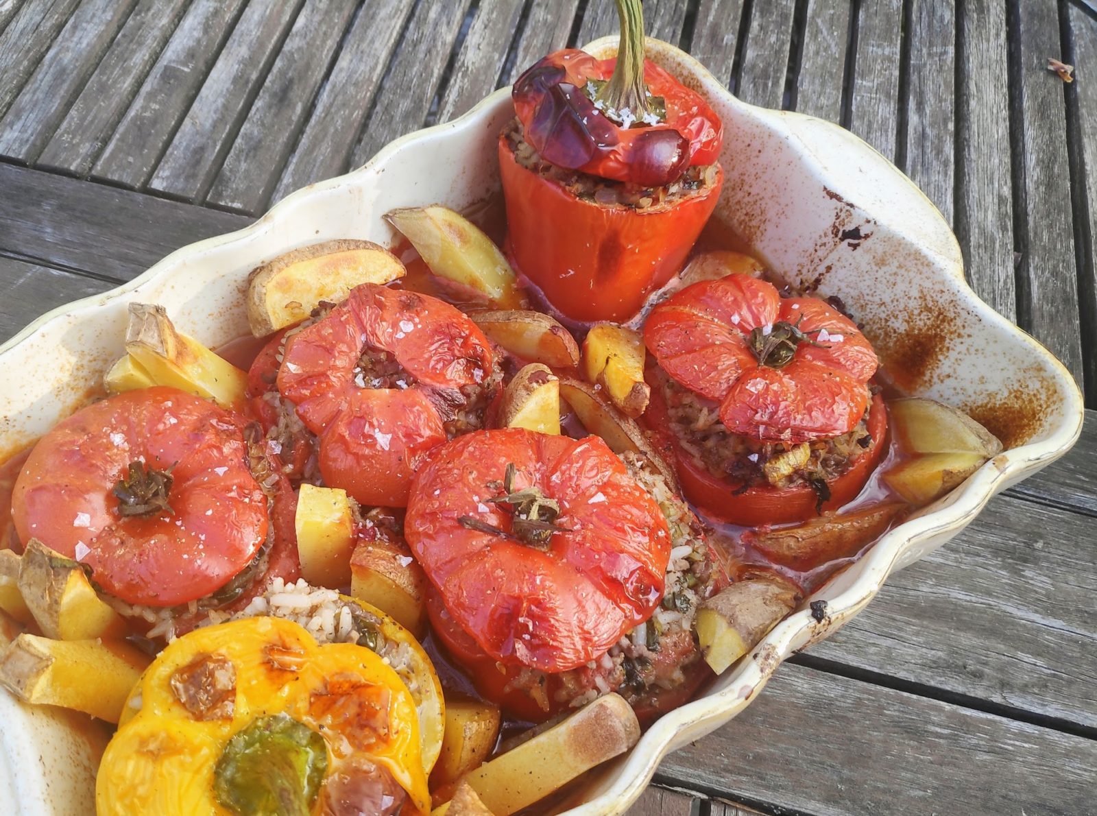 Griechische gefüllte Tomaten aus dem Backrohr - whenannacooks