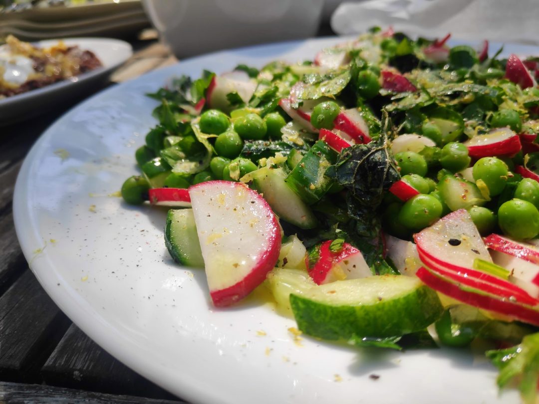 Sommerlicher Erbsensalat mit Radieschen &amp; Kräutern - whenannacooks