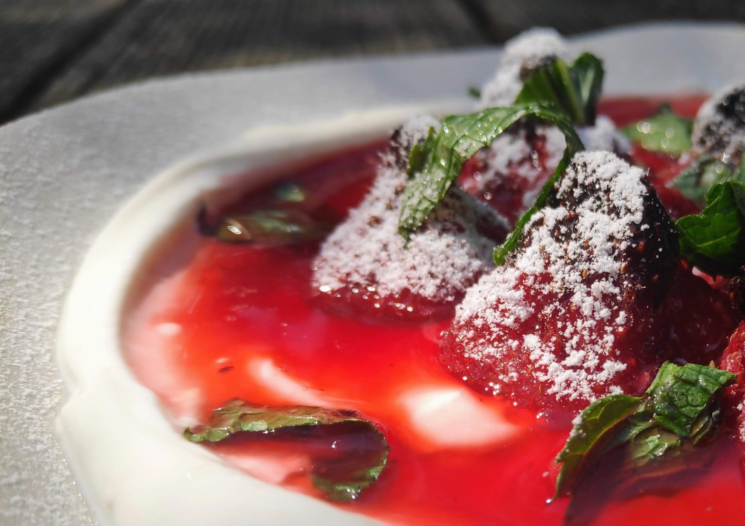 Geröstete Erdbeeren mit geeister Joghurtcreme &amp; marinierter Minze