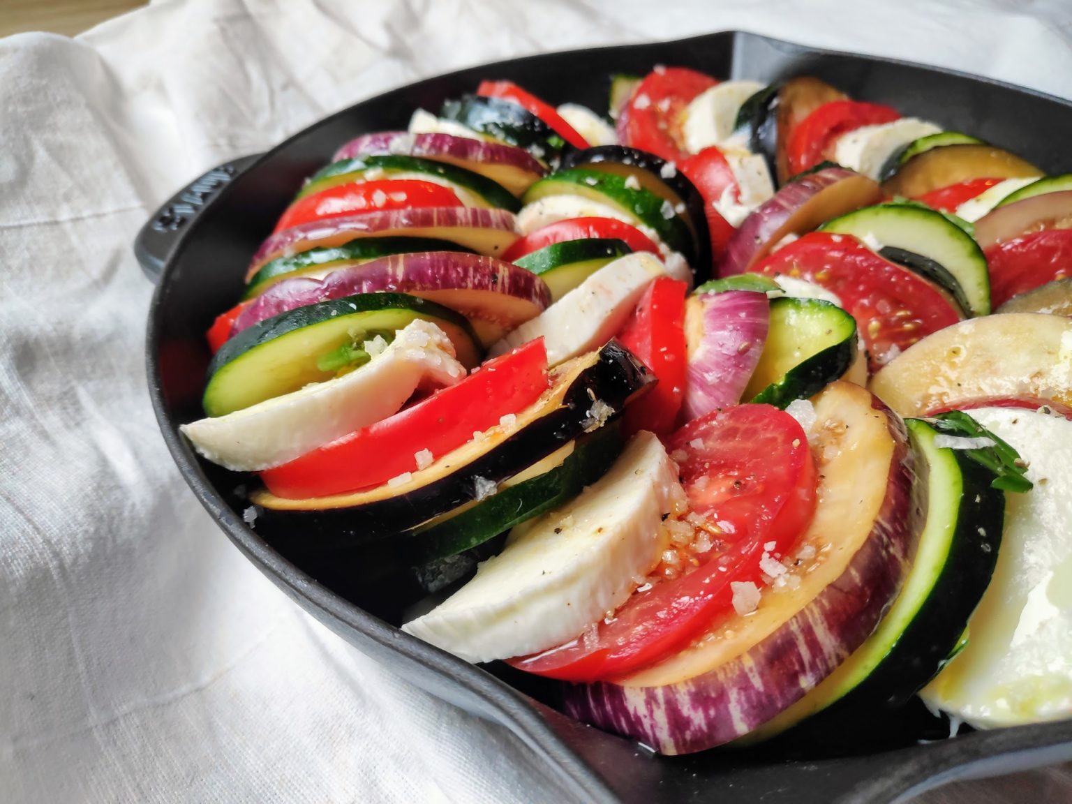Auberginen-Zucchini-Gratin mit Tomaten &amp; Mozzarella - whenannacooks