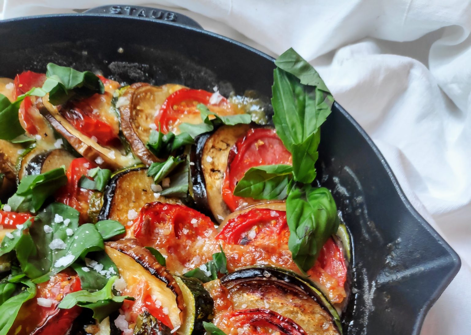 Auberginen-Zucchini-Gratin mit Tomaten &amp; Mozzarella - whenannacooks