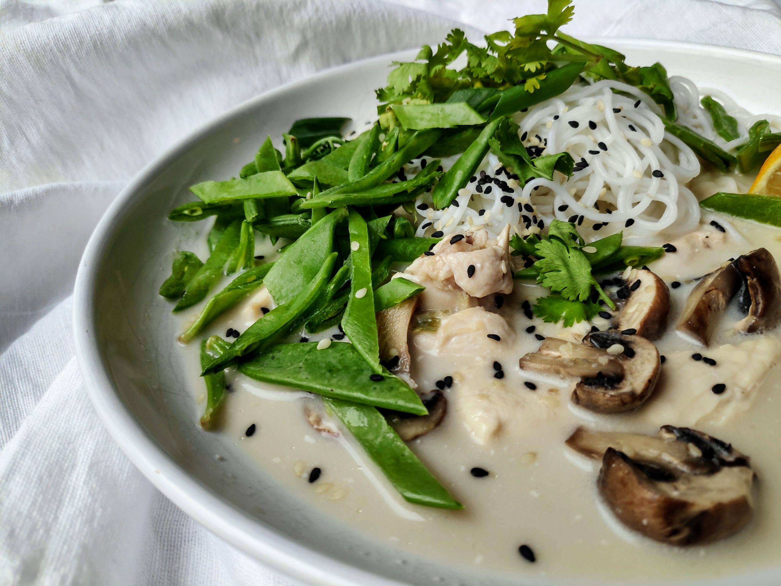 Thai Kokos-Suppe mit Huhn &amp; Pilzen - whenannacooks